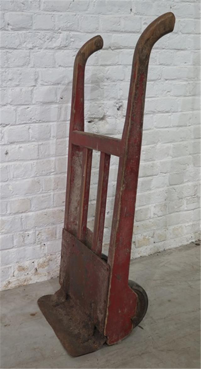 Steekkar met wielen tussen de berriebomen, Karrenmuseum Essen